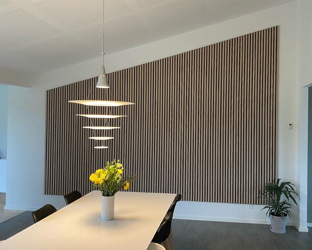 Bild på akustikpanel på en vägg i inomhusmiljö med skandinavisk stil