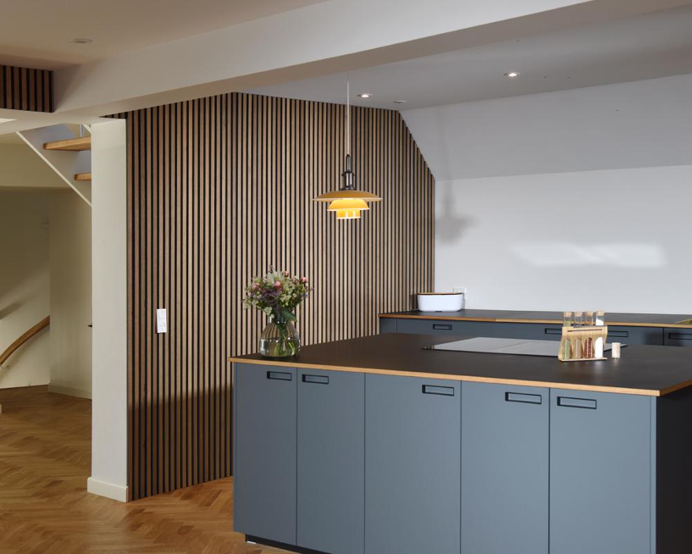 Bild på akustikpanel på en vägg i ett kök med skandinavisk stil