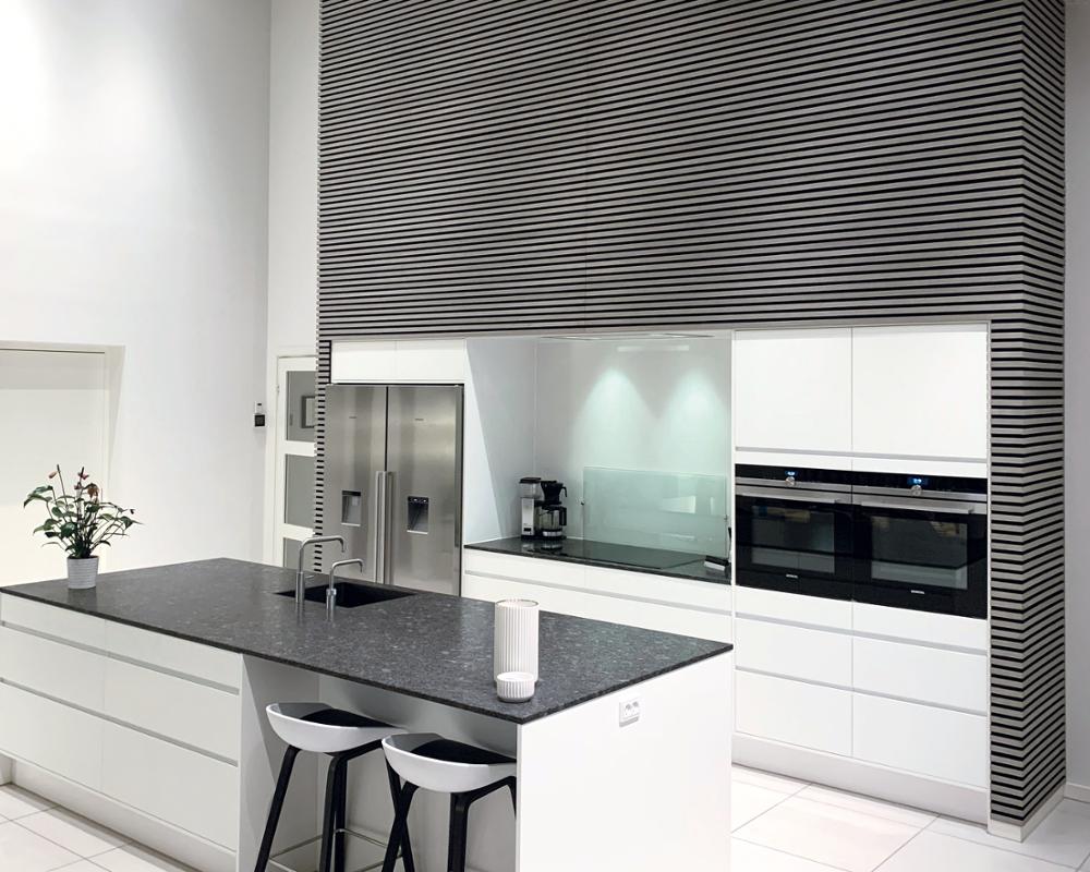 Bild på akustikpanel i ett kök