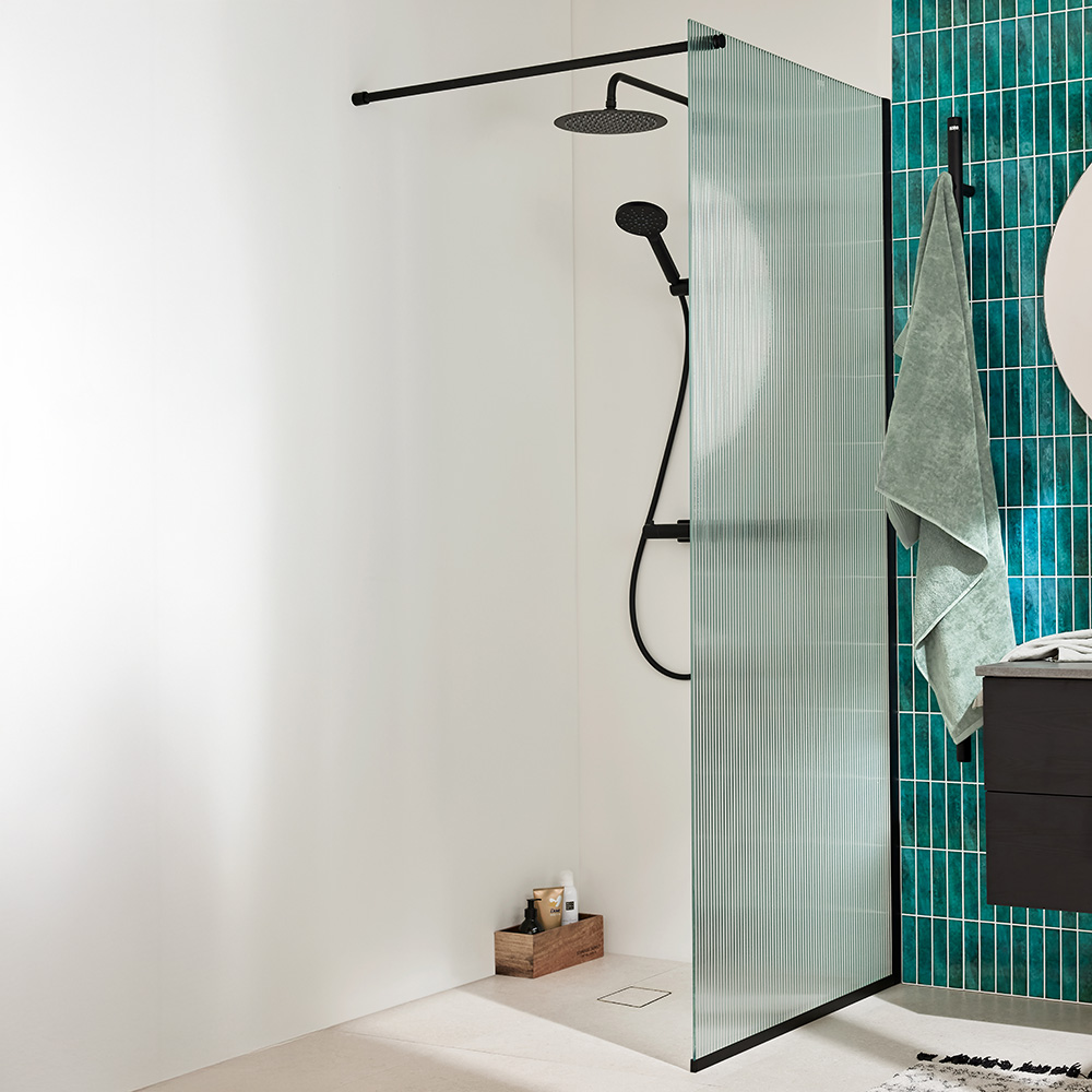 Noro Frost duschvägg svart i räfflat glas