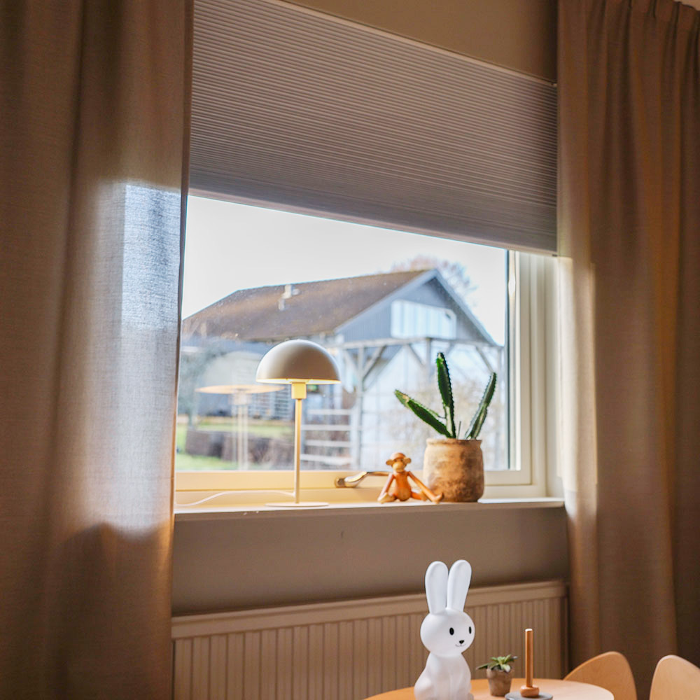 Plisségardin duo topphengt Antikkhvit - Mørkleggende