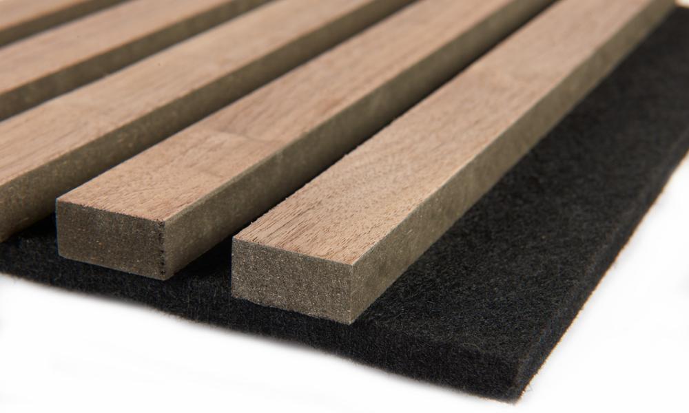 Produktbild på akustikpanel som visar ribbor och filt